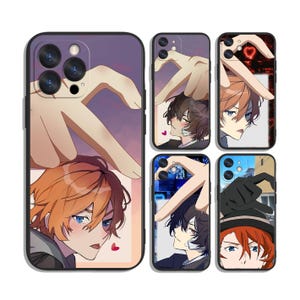 Puede incluir: Cuatro fundas de teléfono diferentes con personajes de anime del programa "Bungou Stray Dogs". Cada funda tiene un diseño diferente con un fondo negro y personajes coloridos.