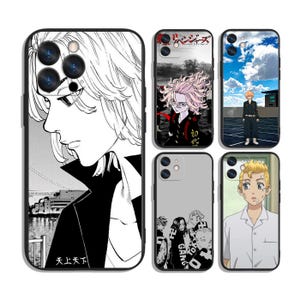 Puede incluir: Una colección de fundas negras para teléfonos con personajes de anime. Las fundas muestran varias ilustraciones, incluyendo un retrato en blanco y negro estilo manga, y otros diseños de personajes coloridos. Algunas fundas tienen texto japonés.