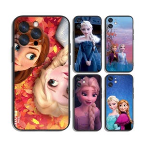 Puede incluir: Una colección de fundas para teléfonos con personajes de la película animada "Frozen". Las fundas muestran imágenes de Anna, Elsa y otros personajes en varias escenas. Las fundas tienen un borde negro y están diseñadas para diferentes modelos de teléfonos.