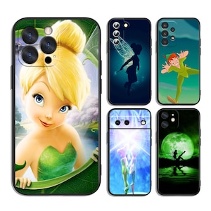 Può includere: Cinque cover per smartphone con immagini di Tinker Bell e Peter Pan. Una cover mostra un grande ritratto di Tinker Bell, mentre le altre presentano sagome, Peter Pan in abiti verdi, due Tinker Bell in luce brillante e un riflesso al chiaro di luna.