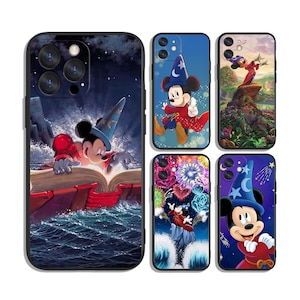 Puede incluir: Conjunto de cinco fundas para teléfono con diseños de Mickey Mouse. Cada funda muestra una escena diferente, incluyendo a Mickey como hechicero, con fuegos artificiales y en otros escenarios caprichosos. Las fundas tienen bordes negros e ilustraciones coloridas.