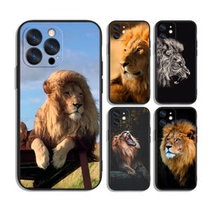 Puede incluir: Una colección de fundas para teléfonos con diseños de leones. Las fundas muestran varias imágenes de leones, incluyendo primeros planos de sus caras y fotos de cuerpo completo. Las fundas tienen un borde negro y están diseñadas para un smartphone.
