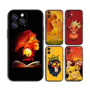 Könnte beinhalten: Eine Sammlung von Handyhüllen mit Löwenmotiven. Die Hüllen zeigen verschiedene Illustrationen, darunter ein Löwenprofil mit Sonnenuntergang, Familienporträts und Simba mit einer Krone. Die Hüllen sind in Schwarz, Rot und Gelb gehalten.