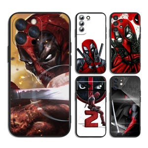 Könnte beinhalten: Fünf Smartphone-Hüllen mit verschiedenen grafischen Illustrationen der Figur Deadpool in rot-schwarzen Anzügen. Die Designs zeigen Nahaufnahmen, Action-Posen mit Schwertern und die Figur, die auf einer großen roten Nummer zwei sitzt.