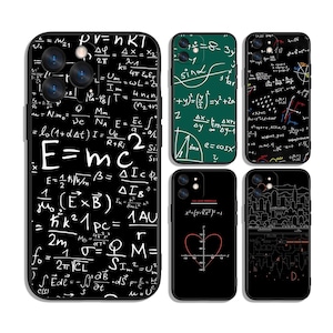 Op de afbeelding: Zwarte telefoonhoesjes met witte wiskundige vergelijkingen, formules en diagrammen. Eén hoesje toont de vergelijking E=mc². Andere hoesjes hebben groene of zwarte achtergronden met verschillende wiskundige symbolen en grafieken.