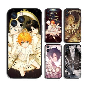 以下が含まれることがあります： アニメスタイルのイラストが描かれた黒い携帯電話ケースのコレクション。オレンジ、黒、白の髪のキャラクターが、時計、花、建築要素を背景に描かれています。さまざまな携帯電話モデルに対応しています。