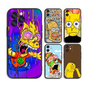 Könnte beinhalten: Eine Auswahl an Handyhüllen mit Cartoon-Charakter-Designs. Die Hüllen zeigen leuchtende Farben und einzigartige Kunstwerke, darunter Bart Simpson, Homer Simpson und andere Popkultur-Referenzen. Die Hüllen sind für verschiedene Telefonmodelle konzipiert und bieten ein stilvolles Accessoire.