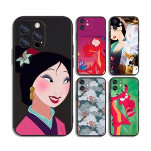 Op de afbeelding: Een verzameling telefoonhoesjes met illustraties van personages uit de animatiefilm Mulan. De hoesjes tonen Mulan, de draak Mushu en andere gerelateerde afbeeldingen. De hoesjes zijn in verschillende kleuren, waaronder zwart, paars en groen.