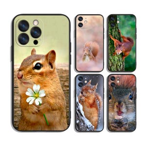 Può includere: Una collezione di custodie per telefoni con immagini di scoiattoli in varie pose. Le custodie presentano scoiattoli in diverse pose, tra cui uno che tiene un fiore e altri in ambienti naturali. Le custodie hanno bordi neri.