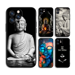 Puede incluir: Colección de fundas para teléfono con imágenes de Buda. Las fundas muestran varias representaciones artísticas de Buda, incluyendo estatuas en escala de grises, retratos coloridos y representaciones con texto. Las fundas son negras y están diseñadas para un smartphone.