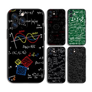 Op de afbeelding: Een verzameling telefoonhoesjes met wiskundige vergelijkingen en diagrammen. De hoesjes hebben een zwarte achtergrond met witte en gekleurde afbeeldingen, waaronder formules, grafieken en geometrische vormen. Eén hoesje heeft een groen schoolbordontwerp.