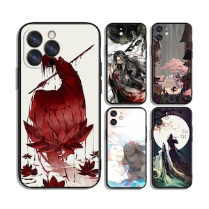 Può includere: Una collezione di custodie per telefoni con varie illustrazioni in stile anime. Le custodie presentano disegni con una figura floreale rossa, una figura in bianco e nero, un paesaggio con figure e due conigli. Ogni custodia ha un bordo nero.