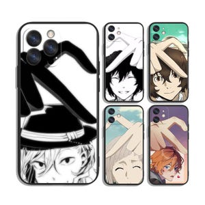 Puede incluir: Una colección de fundas para teléfonos con ilustraciones de estilo anime. Las fundas muestran varios personajes con gráficos en blanco y negro o en color. Los diseños incluyen personajes haciendo una forma de corazón con sus manos.