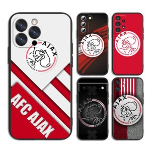 Puede incluir: Cinco fundas para smartphone con el logotipo del AFC Ajax Amsterdam. Los diseños incluyen esquemas de color rojo, blanco y negro con rayas diagonales, fondos rojos sólidos y patrones texturizados, todos mostrando el icónico escudo del club Ajax.