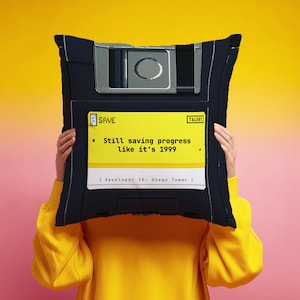 Cojín personalizado con forma de disquete retro: regalo ideal para ingenieros de software, desarrolladores y aficionados a la tecnología. Cojín vintage con diseño tecnológico de los 90.