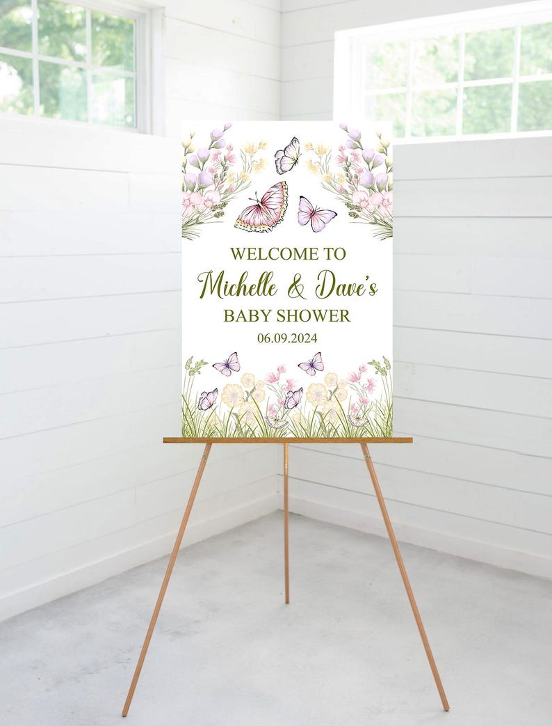 Puede incluir: Bienvenido a la fiesta de bienvenida al beb&eacute; de Michelle & Dave, un cartel con dise&ntilde;o floral y mariposas. El cartel est&aacute; en un caballete de madera y la fecha de la fiesta es el 06.09.2024.