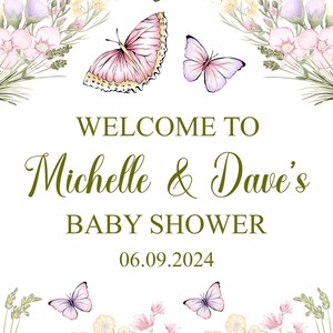 Puede incluir: Una invitaci&oacute;n de baby shower blanca con un borde floral y mariposas. El texto dice "Bienvenido a Michelle & Dave's Baby Shower 06.09.2024".