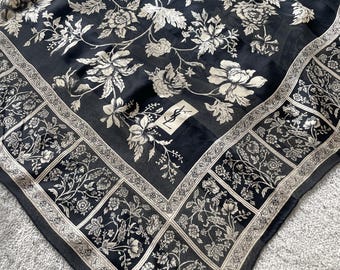 Vintage Yves Saint Laurent-zijdechiffon met afwisselend transparante en ondoorzichtige strepen, een bloemmotief dat Marokkaans geïnspireerde patronen combineert