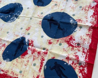 Chusteczka bawełniana Vintage Nicole Club, apaszka, sylwetki narciarzy uchwycone w dynamicznym ruchu na tle głębokich indygo kul z Japonii