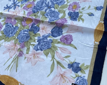 Vintage Burberry Baumwolltaschentuch, Halstuch, botanischer Blumenstrauß, eingerahmt von einem charakteristischen Riemenrand mit Goldschnalle und einer klassischen dunkelblauen Kante