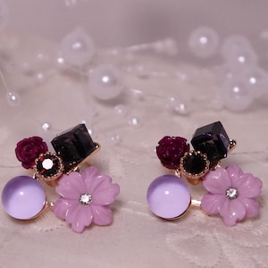 Verspielte Blütenohrringe in Violett & Bordeaux – handgemachter Ohrschmuck im Vintage-Märchenstil