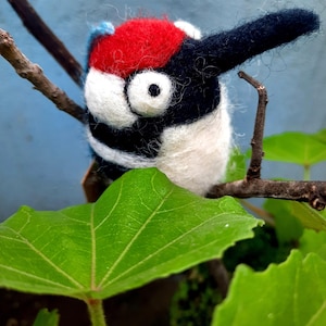 Needle Felted Woodpecker Ornament, Felted Bird, Handmade Figurine, Felted Ornaments, Soft Toy for Kids, Cute Keychain, Home Decorations