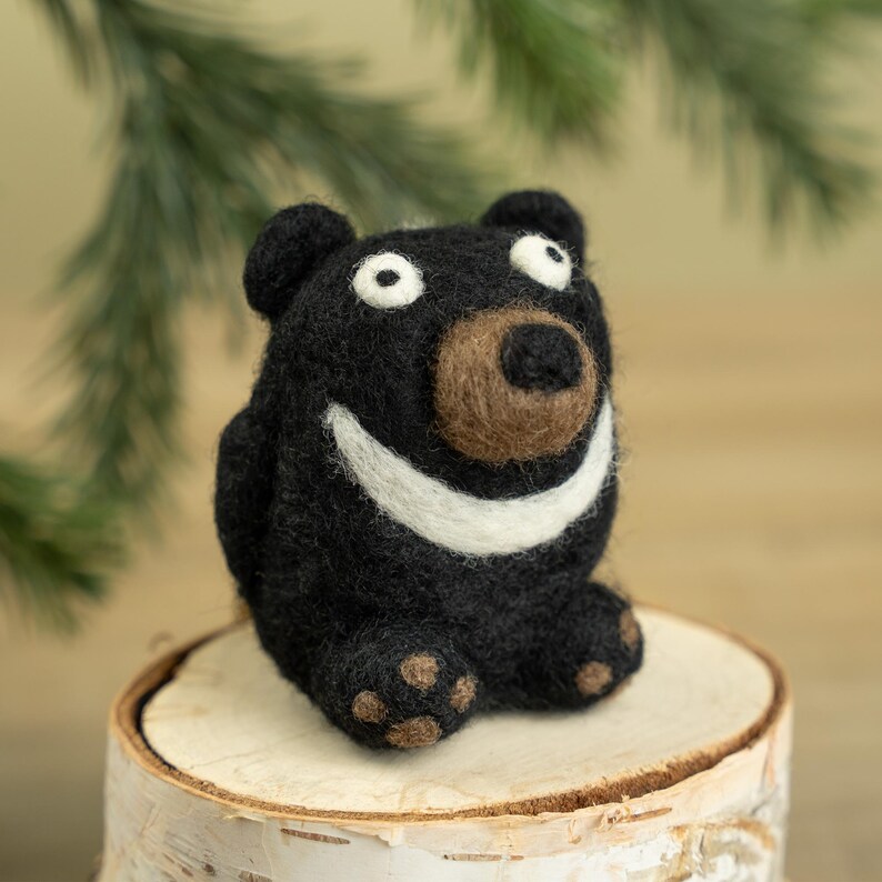 Adorno de oso negro de fieltro con aguja, hecho a mano en Woolbuddy imagen 2