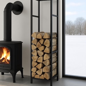 Può includere: Un portale in metallo nero per legna da ardere pieno di tronchi impilati, accanto a un camino nero con fuoco. La scena è ambientata in un interno moderno con una grande finestra che si affaccia su un paesaggio innevato.