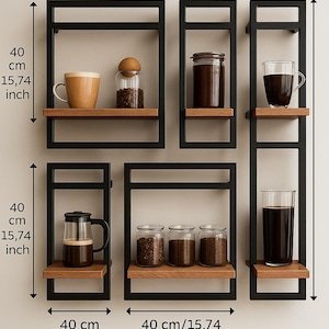 Peut inclure: Ensemble de six étagères murales en métal noir avec des tablettes en bois, chacune de 40 cm de large et 40 cm de haut, présentant des articles liés au café. On y trouve une tasse, des bocaux en verre et une cafetière.