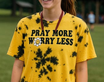 Camiseta cristiana teñida con flecos, estilo bohemio, para mujer, con mensaje "Ora más, preocúpate menos".
