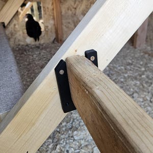 Chicken Roost Bar Bracket, 2x4 vertical