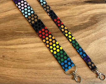 Cordón PRIDE, cordón LGBTQIA+. Parte de las ganancias se destinará a GLSEN y Orgullo 2025.