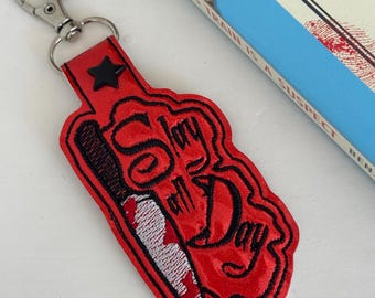 Llavero "Slay All Day", crimen real, misterio de asesinato, entre navajas y secretos, vanguardista