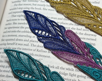 Marcador de plumas en tonos dorados y joya, pluma de pavo real, marcapáginas de plumas, marcapáginas de encaje, marcapáginas, literario, regalo para calcetines navideños.