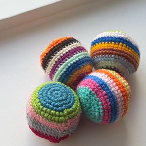 Handgjord virkad Hacky Sack, regnbågsbönfylld fidgetleksak, sensorisk lekboll