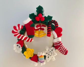 手作りの糸で編んだクリスマスリース：かぎ針編みのリボン、冬の