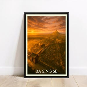 Puede incluir: Impresión artística enmarcada que representa un paisaje urbano con una larga muralla y una montaña al fondo bajo un cielo de puesta de sol. El texto "BA SING SE" está en la parte inferior de la impresión.