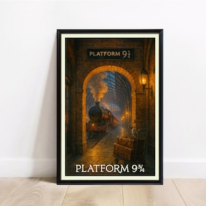 Peut inclure: Impression encadrée de la plateforme 9 3/4 dans une gare. L'œuvre représente un train à vapeur entrant dans une arche de briques. Les mots "Platform 9 3/4" sont affichés en haut et en bas de l'image. La palette de couleurs comprend des tons chauds de brun, d'orange et de jaune.