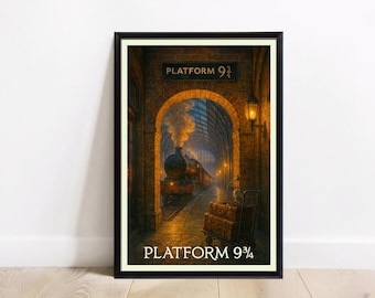Puede incluir: Impresión artística enmarcada que representa la plataforma 9 3/4 en una estación de tren. La obra presenta un tren de vapor entrando en un arco de ladrillo. Las palabras "Platform 9 3/4" se muestran en la parte superior e inferior de la imagen. La paleta de colores incluye tonos cálidos de marrón, naranja y amarillo.