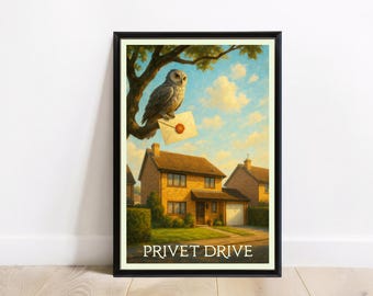Puede incluir: Impresión artística enmarcada que representa una casa con un búho posado en la rama de un árbol, sosteniendo una carta con un sello de cera rojo. El texto "PRIVET DRIVE" se muestra en la parte inferior de la impresión.