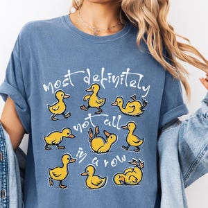 Comfort Colors® Die meisten sind definitiv nicht alle in einer Reihe Shirt, lustiges Enten-Shirt, Snarky Enten, lustiges Shirt für psychische Gesundheit, niedliches Tier-Grafik-T-Shirt