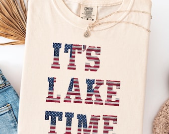 Comfort Colors® It’s Lake Time Tシャツ、愛国的な湖畔ライフシャツ、アメリカ国旗Tシャツ、独立記念日の湖畔愛好家へのギフト、サマーバケーションアメリカTシャツ