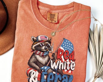 Comfort Colors® 4. Juli Shirt, Rot, Weiß und Wildes Shirt, Unabhängigkeitstag, Amerika Shirt, lustiges USA T-Shirt, patriotisches Shirt, wilder Waschbär