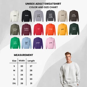 Op de afbeelding: Een kleuren- en maattabel voor unisex sweatshirts voor volwassenen. De tabel toont verschillende kleuren, waaronder wit, zwart, rood en groen. Een maattabel toont maten S tot 2XL met breedte en lengte in cm.