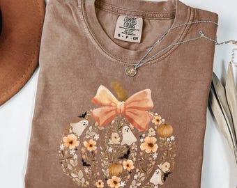 Maglietta vintage con stampa floreale a forma di zucca Comfort Colors®, maglietta autunnale con stampa floreale a forma di zucca, maglietta fantasma di Halloween Coquette, maglietta spettrale con fiocco di Halloween per ragazze