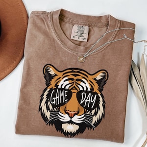 Tigres Comfort Colors® avec lunettes Game Day, T-shirt mascotte Game Day, Maillot de footballeur, Maillot de football maman, T-shirt Game Day mignon, T-shirt mascotte