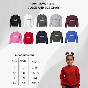 Op de afbeelding: Een kleuren- en maattabel voor jeugd-sweatshirts met verschillende kleuren, waaronder zwart, wit en rood. De tabel bevat afmetingen voor de maten S, M, L en XL, met breedte en lengte in inches. Een jongere draagt een rood sweatshirt.