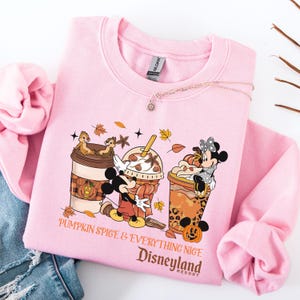 Pumpkin Spice och allt fint Disney-tröja, Disneyland Halloween-resa-tröja Musse Pigg och vänner höst-Halloween-tröja för kaffeälskare bild 2