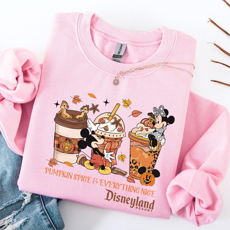 Pumpkin Spice och allt fint Disney-tröja, Disneyland Halloween-resa-tröja Musse Pigg och vänner höst-Halloween-tröja för kaffeälskare bild 2