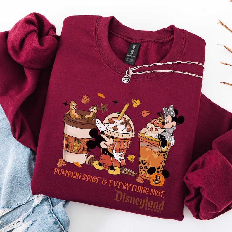 Pumpkin Spice och allt fint Disney-tröja, Disneyland Halloween-resa-tröja Musse Pigg och vänner höst-Halloween-tröja för kaffeälskare bild 4
